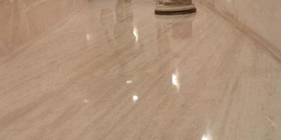 Primer plano de mármol tras un proceso de pulido y refinado