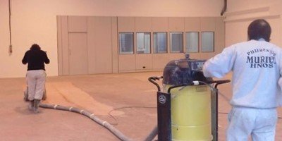 Pulidores de suelos utilizando aspiradores industriales para reparación y restauración de suelos