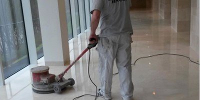 Operario de Pavimentos Muriel trabajando en el sellado y abrillantado de mármol