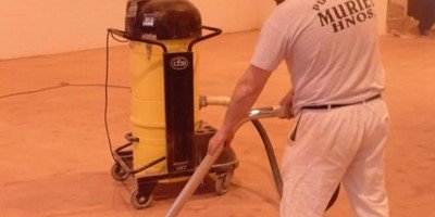 Trabajador de Pavimentos Muriel utilizando sistema de aspiración profesional durante pulimentación