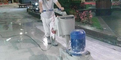 Operario de Pavimentos Muriel utilizando maquinaria pesada para la pulimentacion de mármol